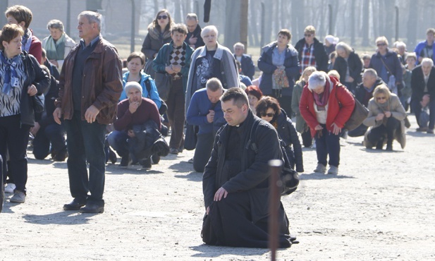 Droga Krzyżowa w intencji trzeźwości w KL Birkenau - 2019