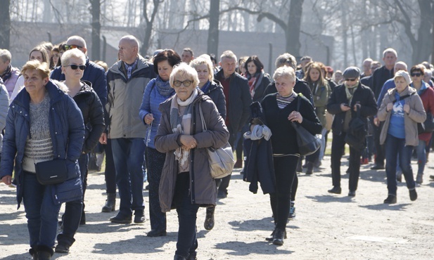 Droga Krzyżowa w intencji trzeźwości w KL Birkenau - 2019