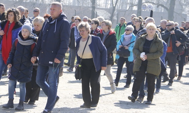 Droga Krzyżowa w intencji trzeźwości w KL Birkenau - 2019