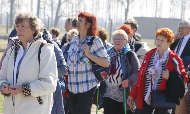 Droga Krzyżowa w intencji trzeźwości w KL Birkenau - 2019