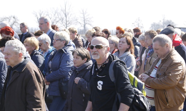 Droga Krzyżowa w intencji trzeźwości w KL Birkenau - 2019