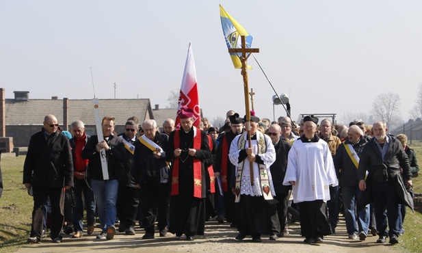 Droga Krzyżowa w intencji trzeźwości w KL Birkenau - 2019