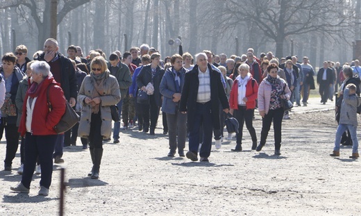 Droga Krzyżowa w intencji trzeźwości w KL Birkenau - 2019