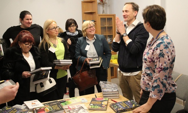 Dietetyk Marek Zaremba z uczestniczkami kobiecego dnia skupienia.