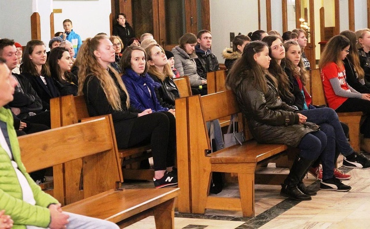 Młodzi i ich przyjaciele ponownie spotkali się na modlitwie przygotowanej przez ks. Marcina Hałasa i uczestników projektu"JeMU".