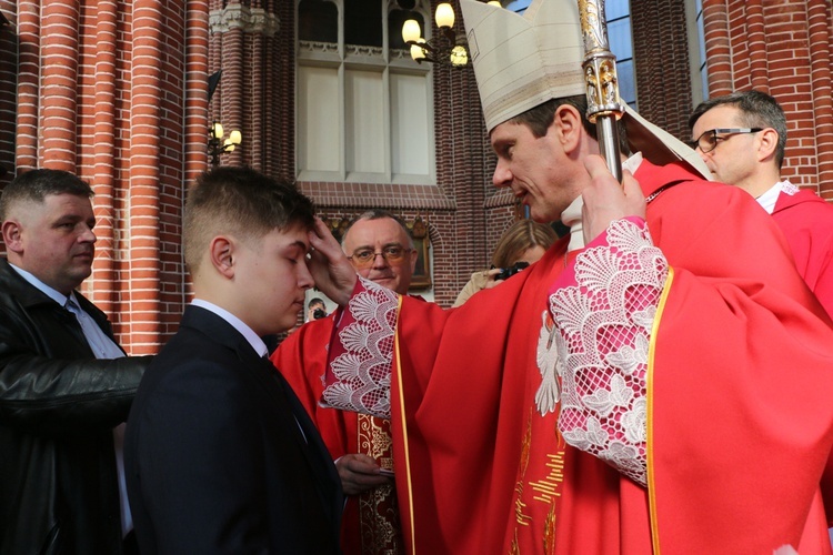 Bierzmowanie uczniów szkół salezjańskich we Wrocławiu