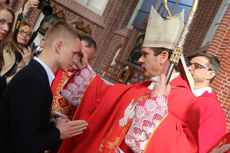 Bierzmowanie uczniów szkół salezjańskich we Wrocławiu