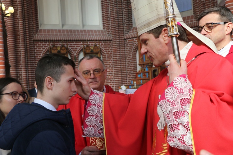 Bierzmowanie uczniów szkół salezjańskich we Wrocławiu