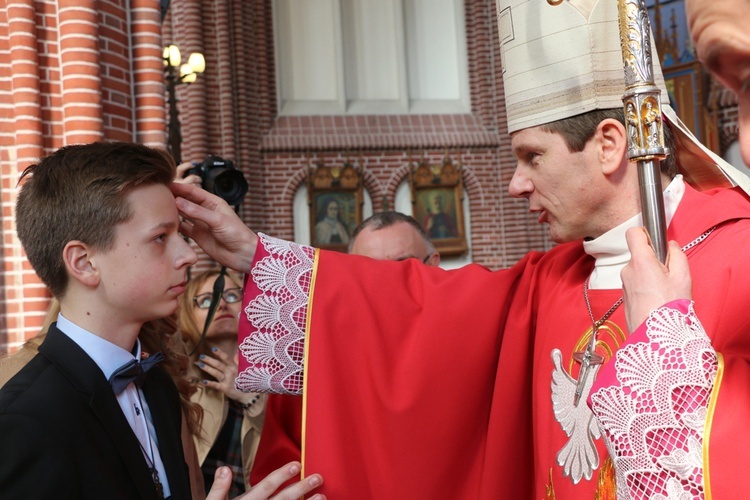 Bierzmowanie uczniów szkół salezjańskich we Wrocławiu