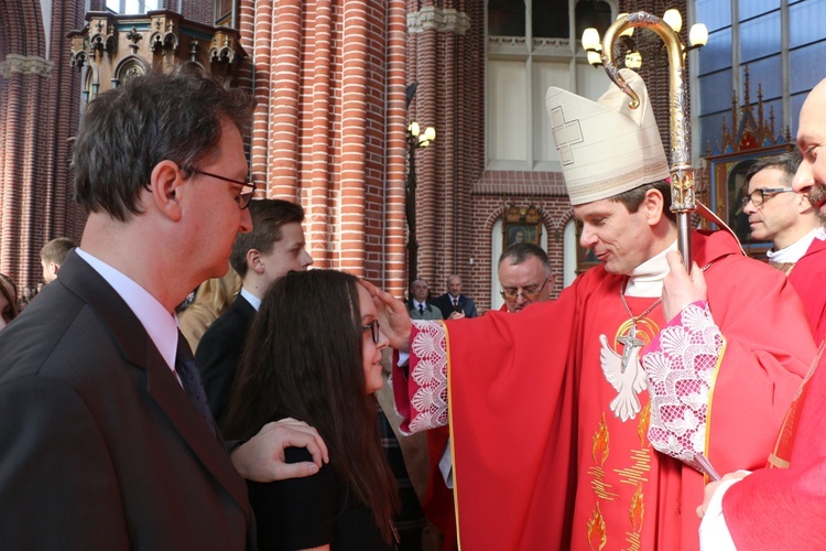 Bierzmowanie uczniów szkół salezjańskich we Wrocławiu