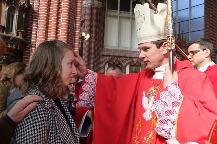 Bierzmowanie uczniów szkół salezjańskich we Wrocławiu