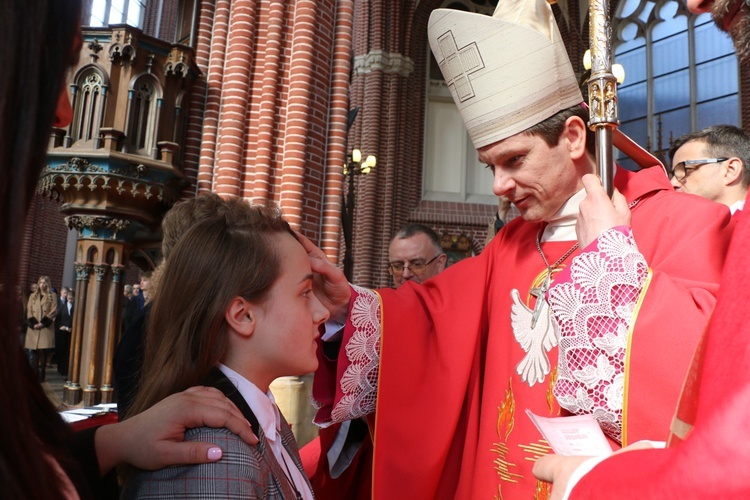 Bierzmowanie uczniów szkół salezjańskich we Wrocławiu