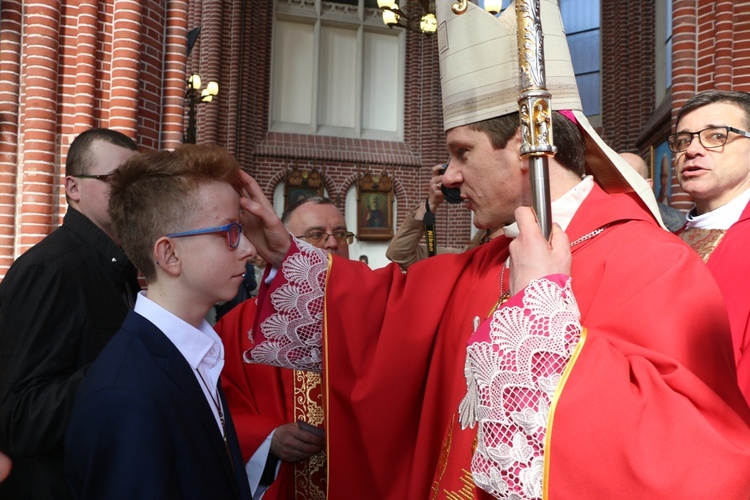 Bierzmowanie uczniów szkół salezjańskich we Wrocławiu