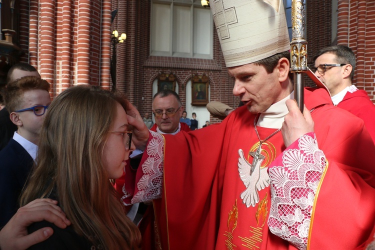 Bierzmowanie uczniów szkół salezjańskich we Wrocławiu