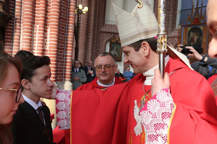 Bierzmowanie uczniów szkół salezjańskich we Wrocławiu