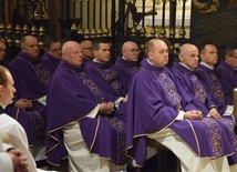 W intencji zmarłego biskupa modliło się 22 kapłanów z okolicznych parafii.