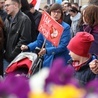 "Nie chcemy tęczowego terroru”. Narodowy Marsz Życia w Warszawie