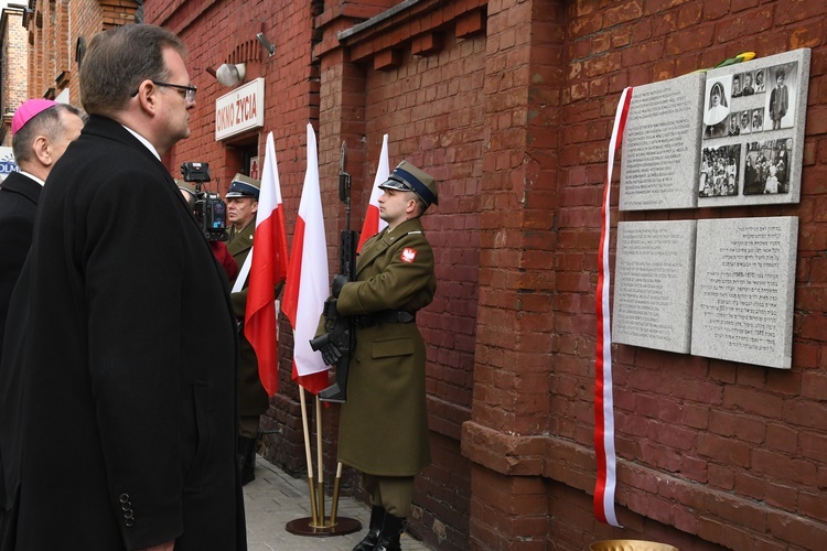 Tablica przy ul. Hożej 53