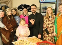 Uczniowie ze Szkoły Podstawowej nr 57 wspierali wraz z ks. Maciejem misje poprzez zorganizowanie kiermaszu ciast.