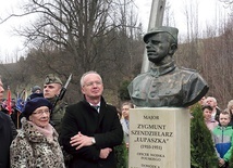 Monument odsłoniła Lidia Lwow-Eberle w towarzystwie wojewody małopolskiego Piotra Ćwika (po lewej) i wiceprezesa IPN prof. Krzysztofa Szwagrzyka.