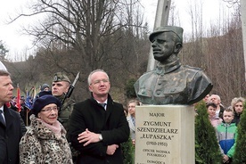 Monument odsłoniła Lidia Lwow-Eberle w towarzystwie wojewody małopolskiego Piotra Ćwika (po lewej) i wiceprezesa IPN prof. Krzysztofa Szwagrzyka.