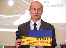 ▲	Marcin Kruszyński, zastępca dyrektora Biura Komunikacji i Promocji PKP PLK, prezentuje nalepkę. 