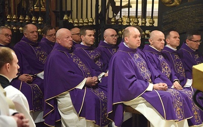 Na Eucharystii zgromadziło się 22 kapłanów z okolicznych parafii.