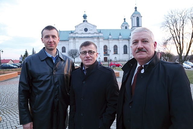 Członkowie stowarzyszenia przed kościołem. W środku prezes Paweł Bogdanowicz.