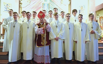 Wśród przyjmujących sakrament wielu jest zaangażowanych w grupy parafialne. Z bp. Leszkiewiczem – lektorzy z parafii Miłosierdzia Bożego w Brzesku.