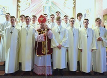 Wśród przyjmujących sakrament wielu jest zaangażowanych w grupy parafialne. Z bp. Leszkiewiczem – lektorzy z parafii Miłosierdzia Bożego w Brzesku.