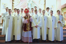 Wśród przyjmujących sakrament wielu jest zaangażowanych w grupy parafialne. Z bp. Leszkiewiczem – lektorzy z parafii Miłosierdzia Bożego w Brzesku.