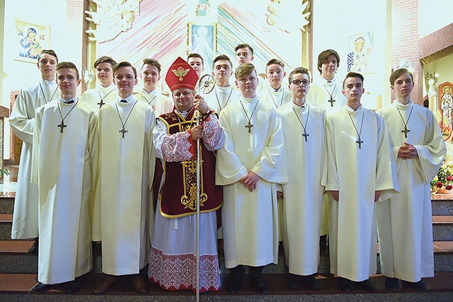 Wśród przyjmujących sakrament wielu jest zaangażowanych w grupy parafialne. Z bp. Leszkiewiczem – lektorzy z parafii Miłosierdzia Bożego w Brzesku.