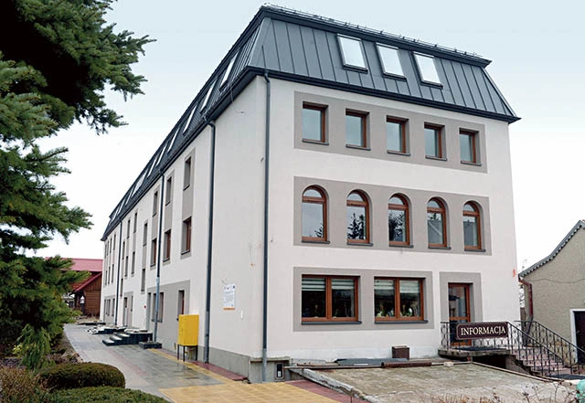 W zmodernizowanym ośrodku nadal mieszczą się sekretariat i biuro informacyjne.