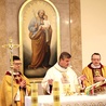▲	Biskup Roman Pindel, ks. Jan Figura (z prawej) i ks. Marek Studenski podczas uroczystości.
