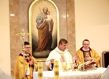 ▲	Biskup Roman Pindel, ks. Jan Figura (z prawej) i ks. Marek Studenski podczas uroczystości.
