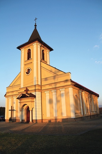 ◄	Kościół jest powiększoną kopią tego sprzed lat.