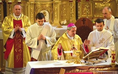 Mszy św. przewodniczył biskup sandomierski. 