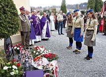 Skauci Króla też złożyli kwiaty przy urnie z ziemią.