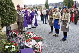 Skauci Króla też złożyli kwiaty przy urnie z ziemią.