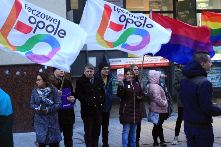 Pikieta przeciwko Karcie LGBT+ w Opolu. I kontrpikieta.