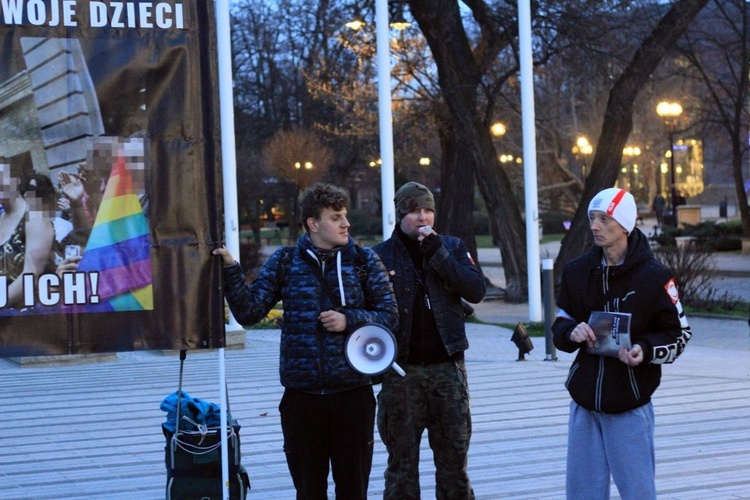 Pikieta przeciwko Karcie LGBT+ w Opolu. I kontrpikieta.