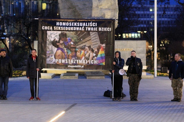 Pikieta przeciwko Karcie LGBT+ w Opolu. I kontrpikieta.