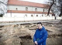 Prof. Marcin Solarz z Wydziału Geografii i Studiów Regionalnych UW, mieszkaniec i pasjonat historii Błonia, na terenie wykopalisk archeologicznych.