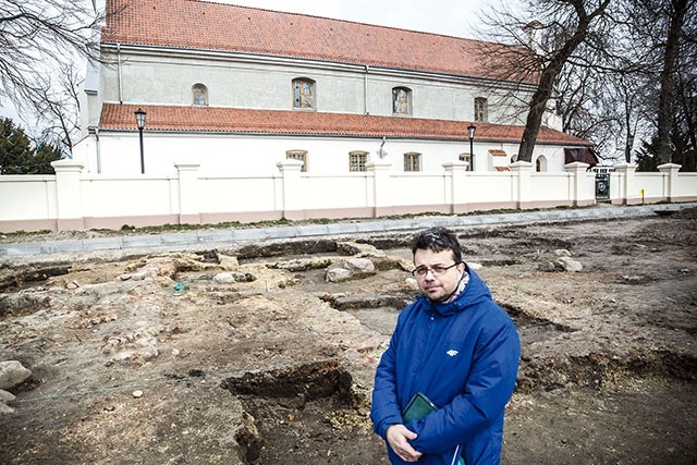 Prof. Marcin Solarz z Wydziału Geografii i Studiów Regionalnych UW, mieszkaniec i pasjonat historii Błonia, na terenie wykopalisk archeologicznych.