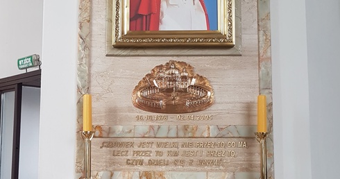 Relikwie św. Jana Pawła II w parafii św. Brata Alberta w Nowej Hucie