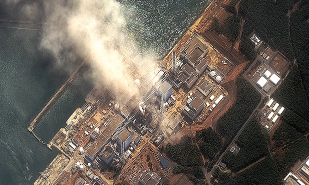 Zdjęcie satelitarne elektrowni jądrowej Fukushima, wykonane po trzęsieniu ziemi w 2011 r. W usytuowanej nad Pacyfikiem elektrowni zniszczeniu uległy trzy z sześciu reaktorów.  Osiem lat po katastrofie wciąż nie wiemy, jaka jest sytuacja w zniszczonych budynkach.