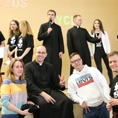 Rekolekcje prowadzi ks. Bartłomiej Kopeć z młodzieżą (w pierwszym rzędzie).
