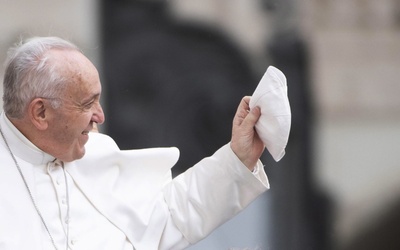 Watykan wyjaśnia, dlaczego papież nie chciał, by całowano jego pierścień