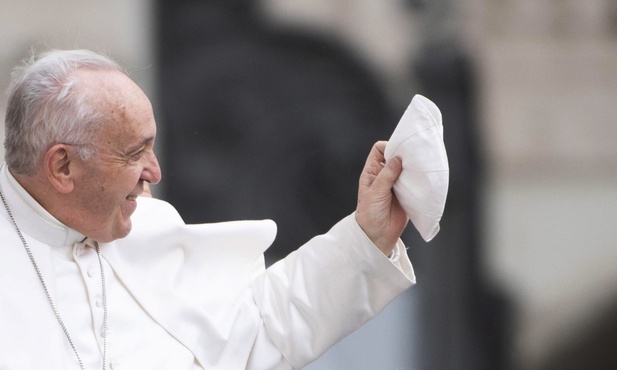 Watykan wyjaśnia, dlaczego papież nie chciał, by całowano jego pierścień