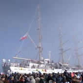 Tysiące osób witały "Dar Młodzieży" w Gdyni.